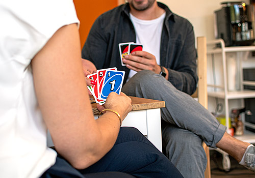 Foto von Menschen beim Kartenspiel