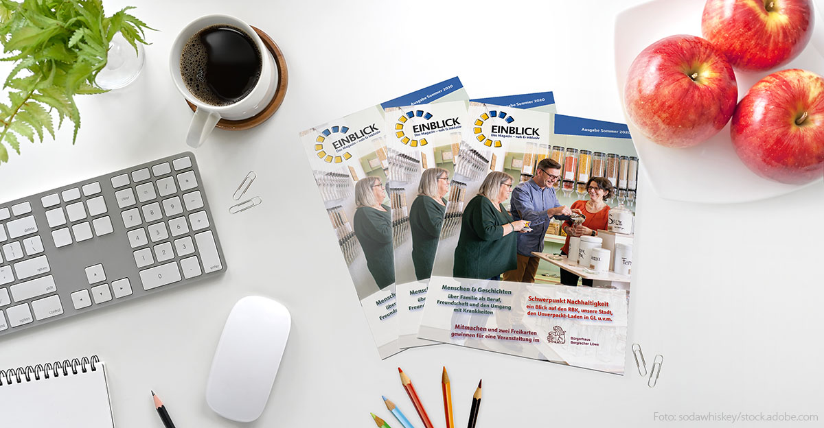 Foto von einem Schreibtisch mit unserem Magazin