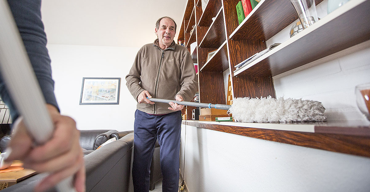 Foto von Senior beim Hausputz